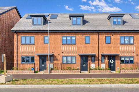 4 bedroom terraced house for sale, Barrosa Way Whitehouse, Milton Keynes, MK8