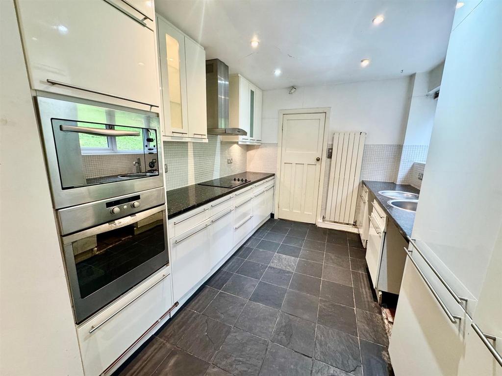 Kitchen 2.jpg