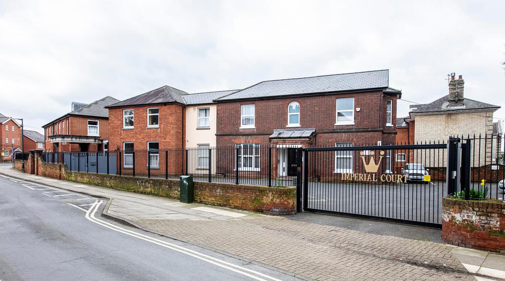2 bedroom flat for sale