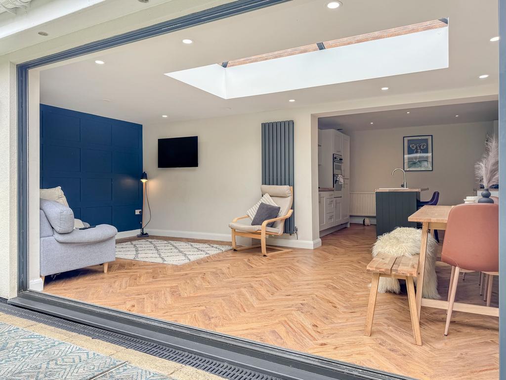 Dining/Lounge Area
