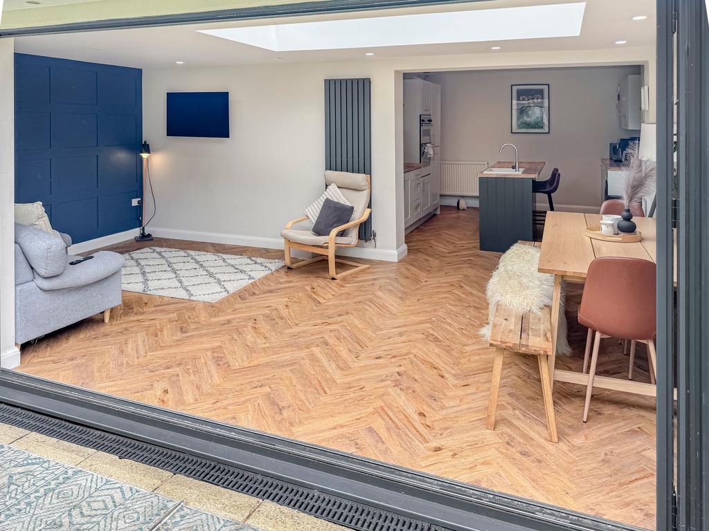 Dining/Lounge Area