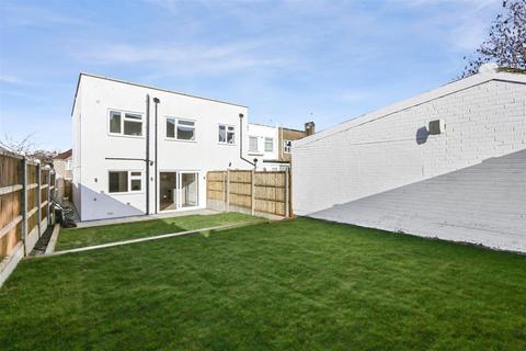 3 bedroom end of terrace house to rent, Howard Avenue, Bexley