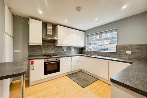 3 bedroom semi-detached house to rent, Carrington Road, High Wycombe HP12