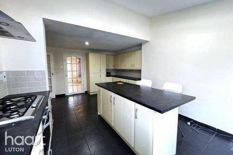 4 bedroom semi-detached house to rent, Linnet Close, LUTON