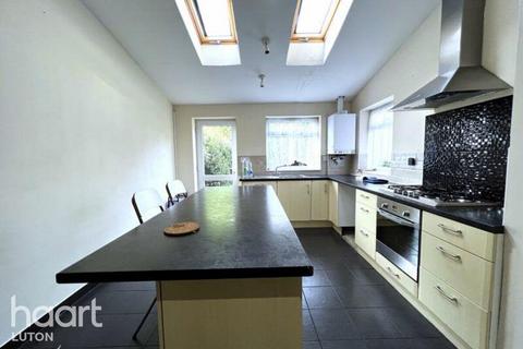 4 bedroom semi-detached house to rent, Linnet Close, LUTON