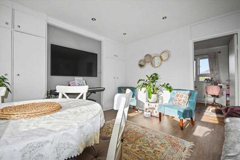 1 bedroom flat for sale, Thames Road, Chiswick