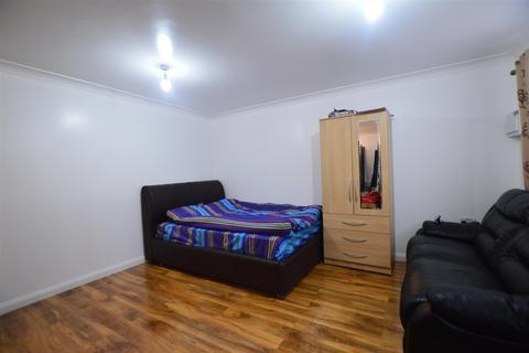 3 bedroom end of terrace house for sale, Aldborough Spur, Slough