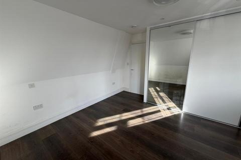 2 bedroom flat to rent, Wendover Road, London