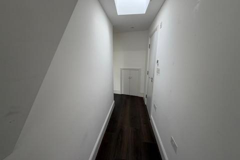 2 bedroom flat to rent, Wendover Road, London