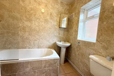 3 bedroom property to rent, Surrey Avenue, Slough