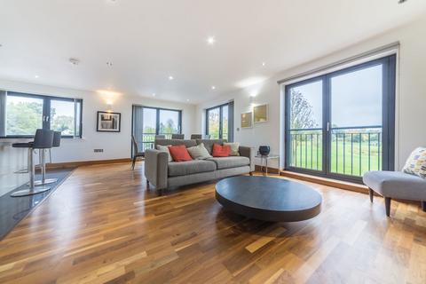 3 bedroom flat to rent, Woolston Manor, Chigwell IG7