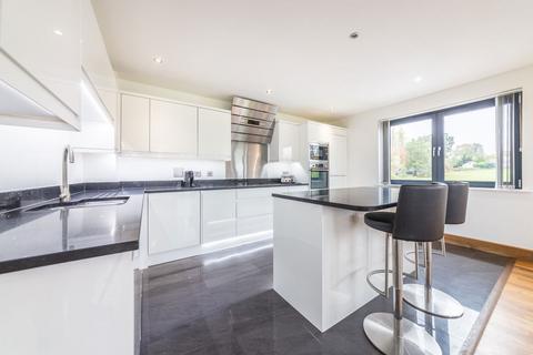 3 bedroom flat to rent, Woolston Manor, Chigwell IG7