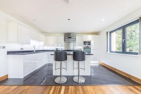 3 bedroom flat to rent, Woolston Manor, Chigwell IG7