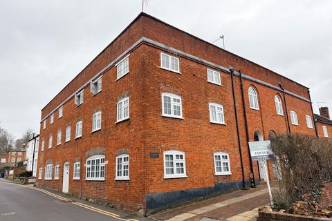 2 bedroom flat to rent, Bear Lane, Farnham GU9