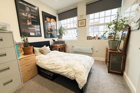 2 bedroom flat to rent, Bear Lane, Farnham GU9