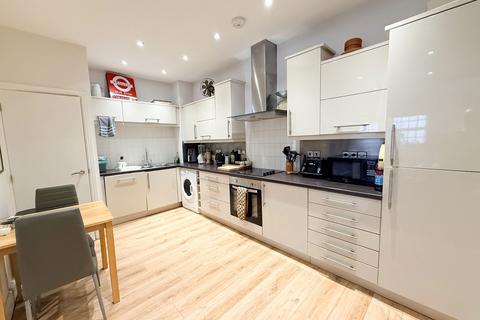 2 bedroom flat to rent, Bear Lane, Farnham GU9