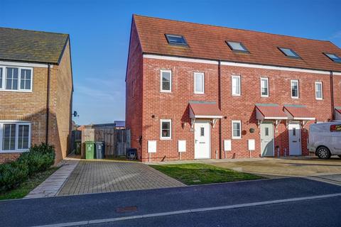 3 bedroom end of terrace house for sale, Ellis Drive, Bradwell, Great Yarmouth