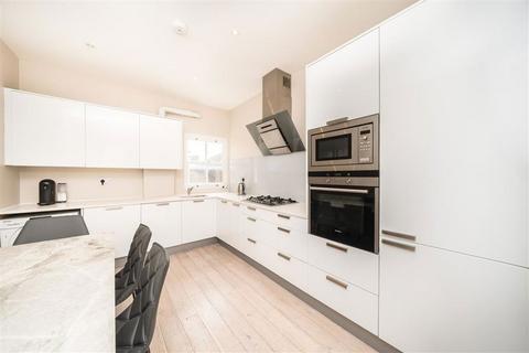 3 bedroom flat for sale, Cavendish Road, London SW12
