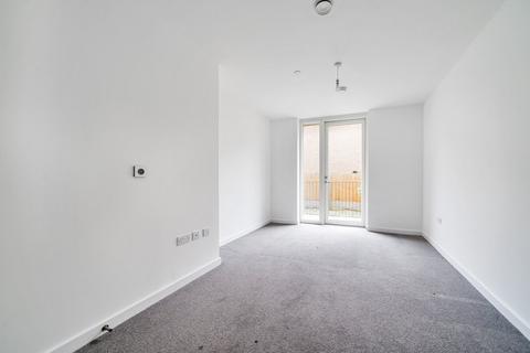 2 bedroom flat to rent, Abbey Road, Barking, IG11