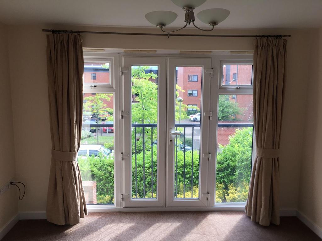 Two Bedroom Two Baths First Floor Flat in Banbury