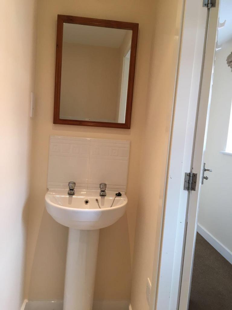 Bedroom 1 en suite shower