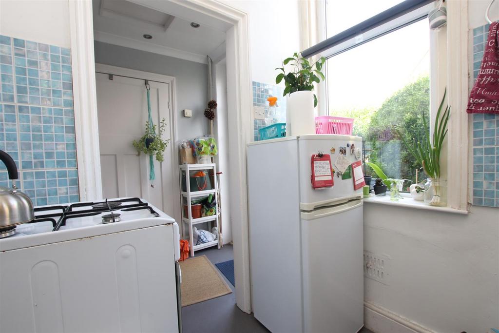 Kitchen (2).JPG