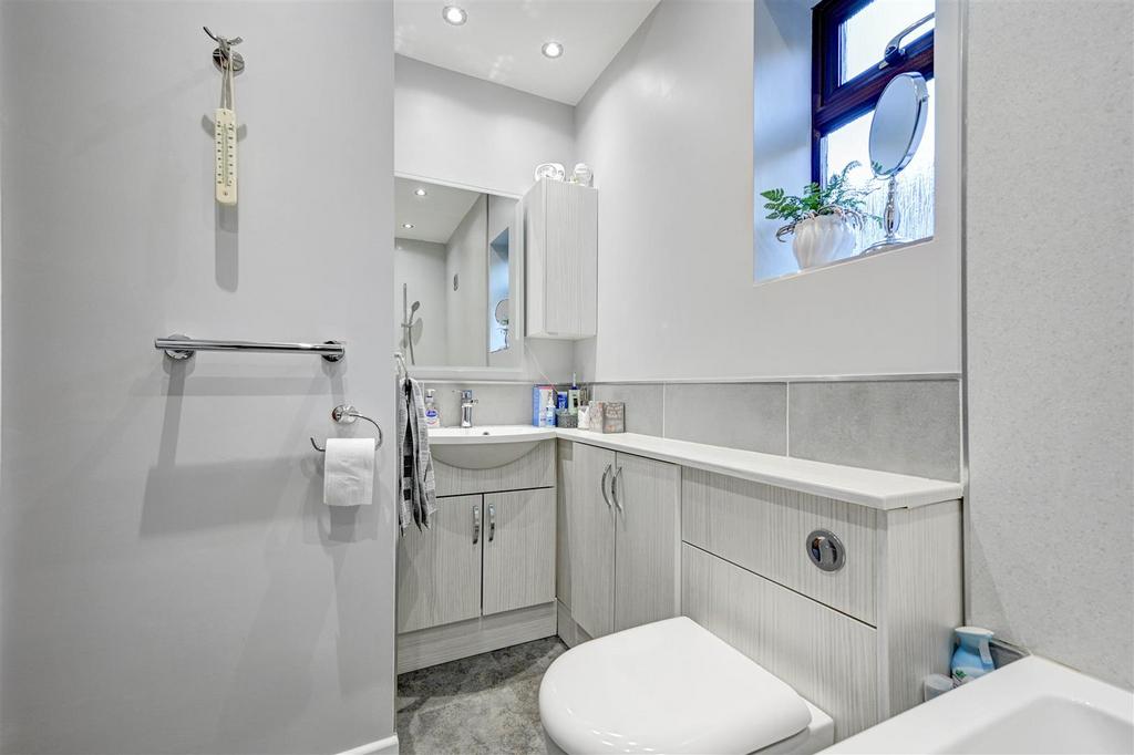 Bathroom (2).jpg