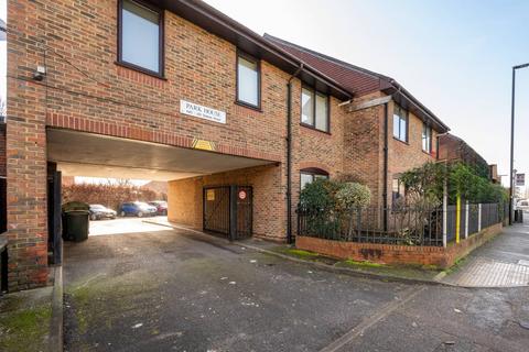 2 bedroom flat for sale, Staines Road, Bedfont, Feltham, TW14