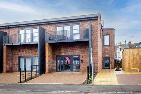 1 bedroom flat to rent, 51 St Johns Road, Redhill, RH1