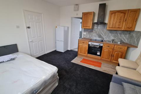 Studio to rent, Girton Close, Northolt UB5