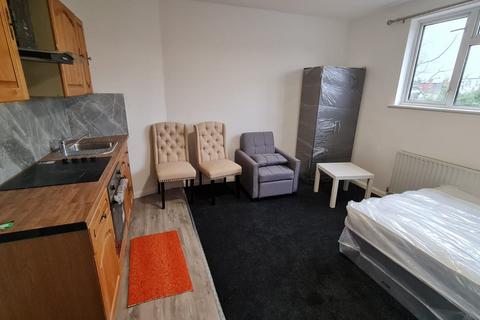 Studio to rent, Girton Close, Northolt UB5