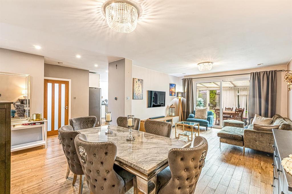 Open plan lounge / dining area