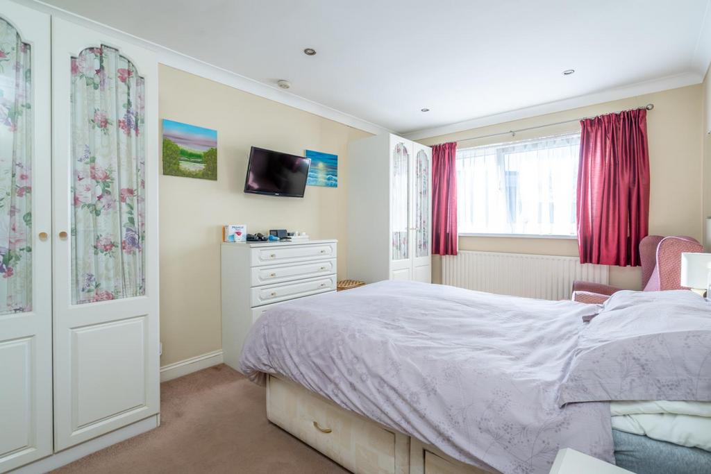 Bedroom 1.jpg