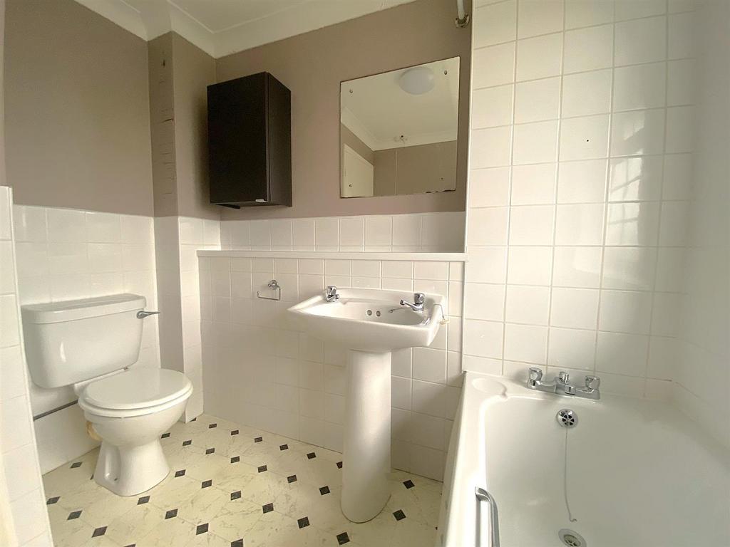 17 Chartres Close - Bathroom.jpg