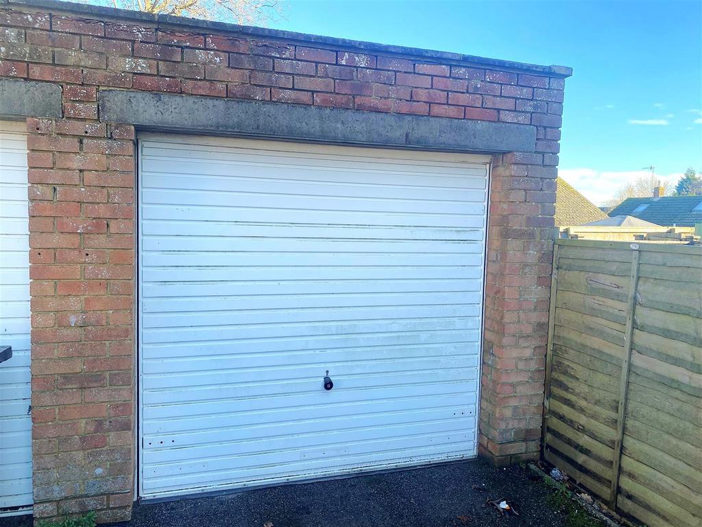 17 Chartres Close - Garage.jpg