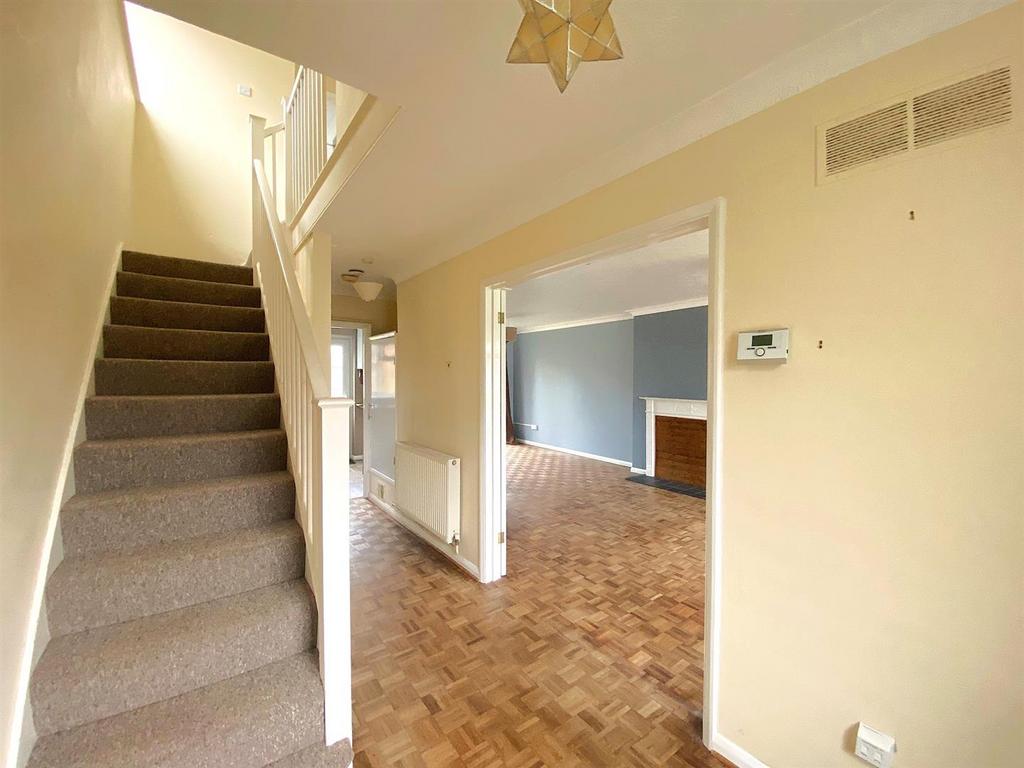 17 Chartres Close - Hall2.jpg