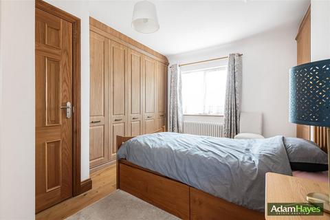 undefined, Summers Lane, London N12