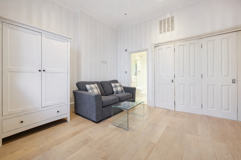 Studio to rent, Elsham Road, W14