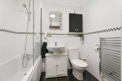 2 bedroom flat for sale, Reigate Hill, Reigate, Surrey, RH2