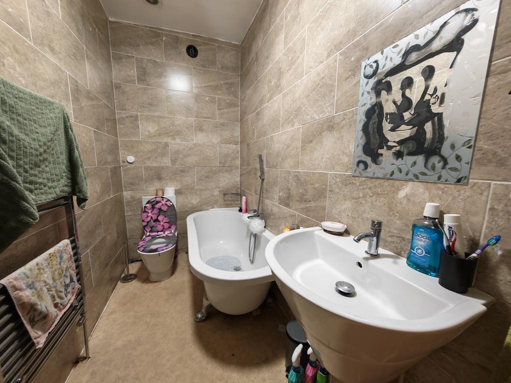 BB11 3 LS 8 Parkinson Street Burnley Bathroom 01...
