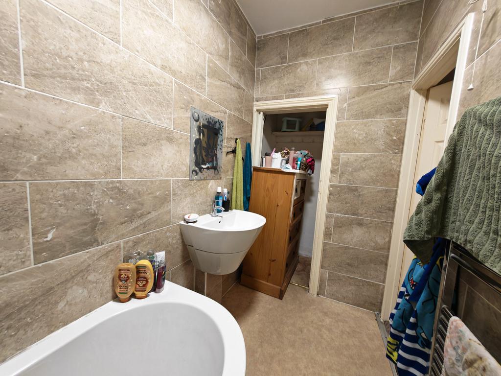 BB11 3 LS 8 Parkinson Street Burnley Bathroom 02...