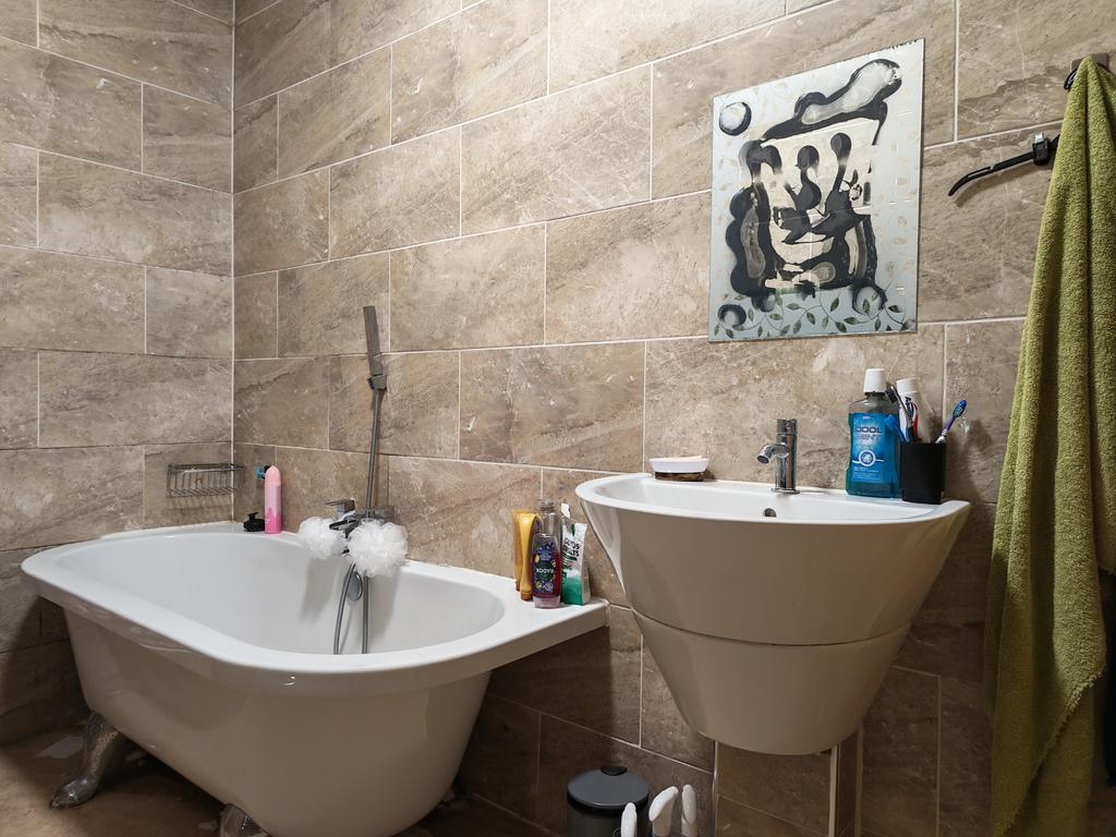 BB11 3 LS 8 Parkinson Street Burnley Bathroom 03...