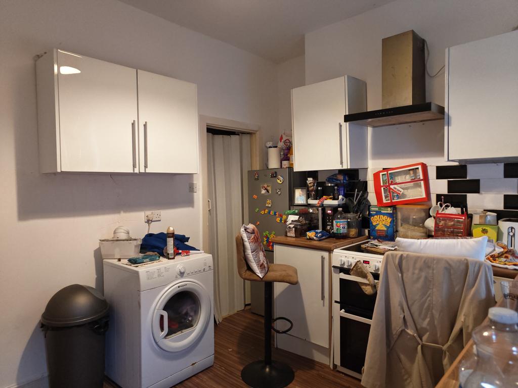 BB11 3 LS 8 Parkinson Street Burnley Kitchen 02...