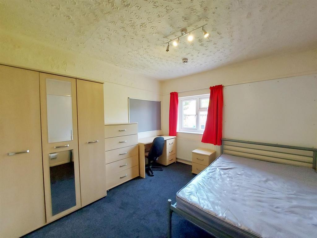 Crombie-ave-101-11-bed-1.jpg
