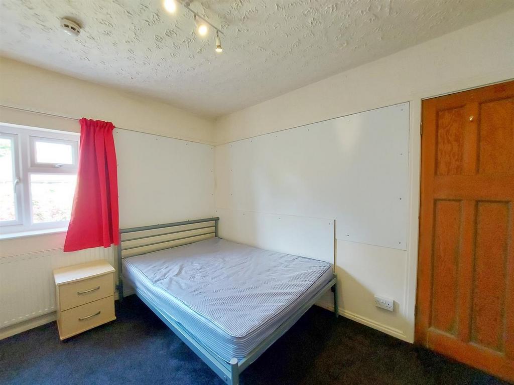 Crombie-ave-101-12-bed-1.jpg