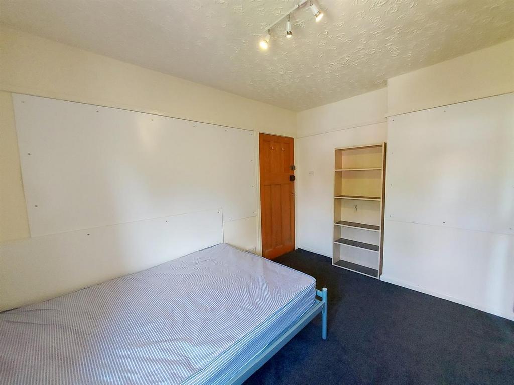 Crombie-ave-101-13-bed-1.jpg