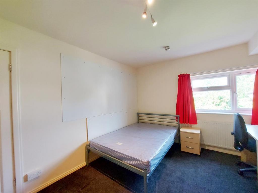 Crombie-ave-101-14-bed-2.jpg
