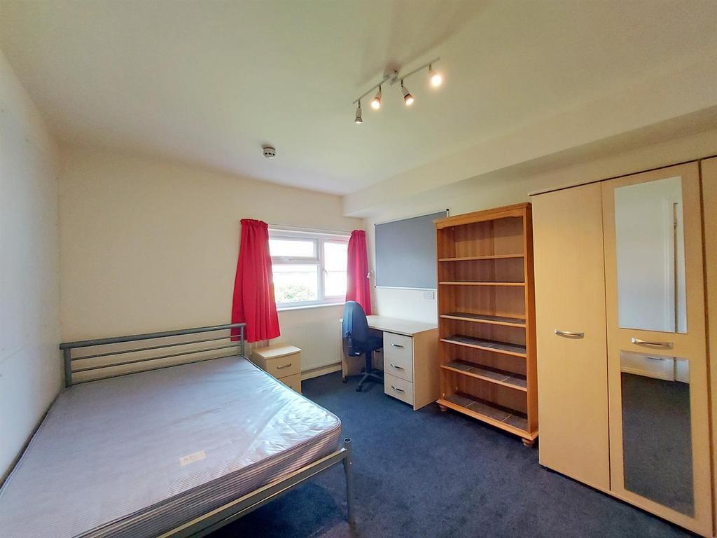 Crombie-ave-101-15-bed-2.jpg