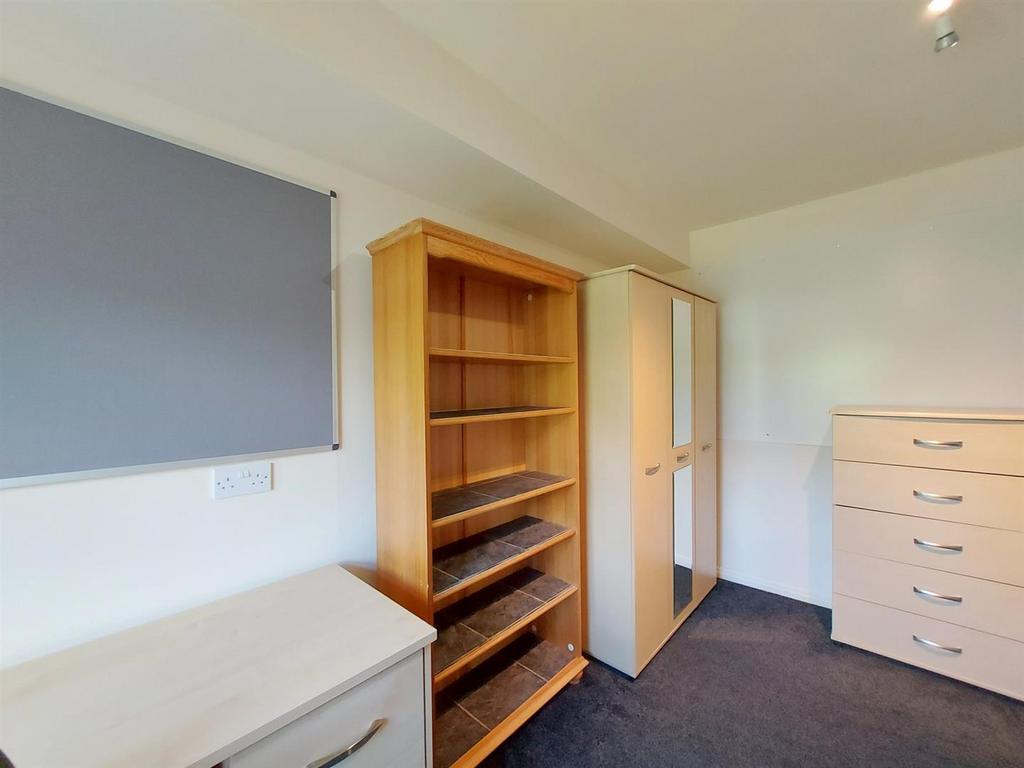Crombie-ave-101-16-bed-2.jpg