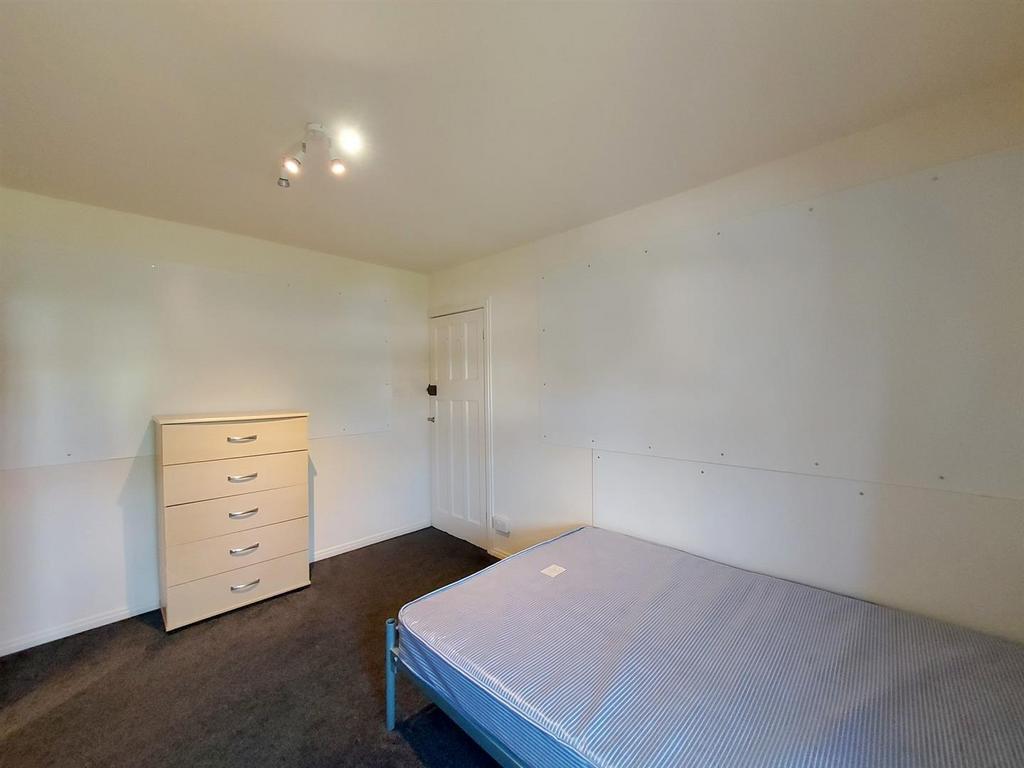 Crombie-ave-101-17-bed-2.jpg